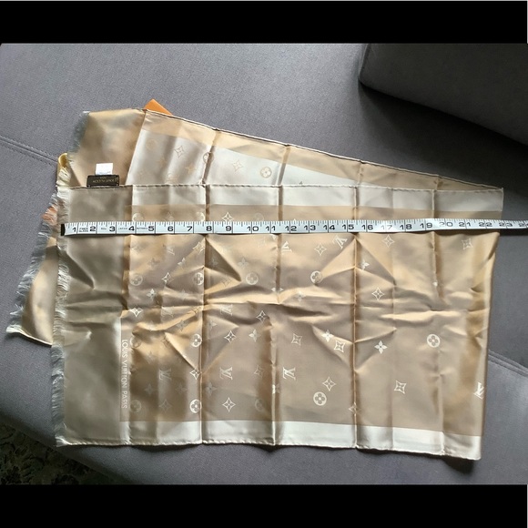 BEAUTIFUL Authentic LV silk scarf  🌷🌷🌷 - Picture 11 of 16